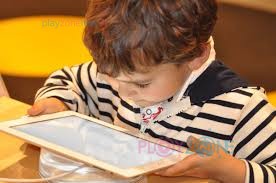Bambino che gioca con il tablet